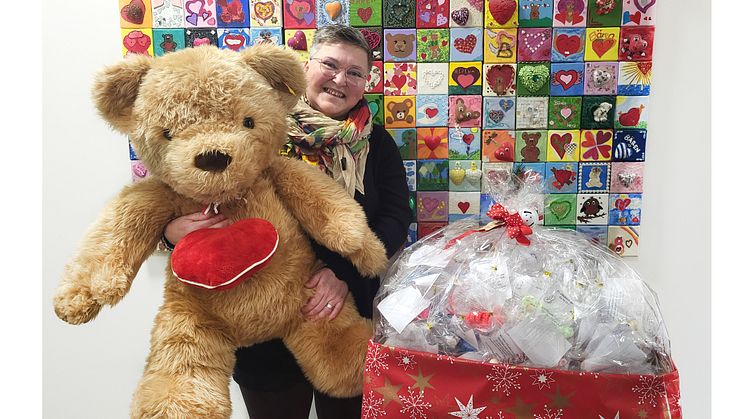 Nancy Ludwig übergab die Glückswürmchen am 8. Dezember im Kinderhospiz Bärenherz 