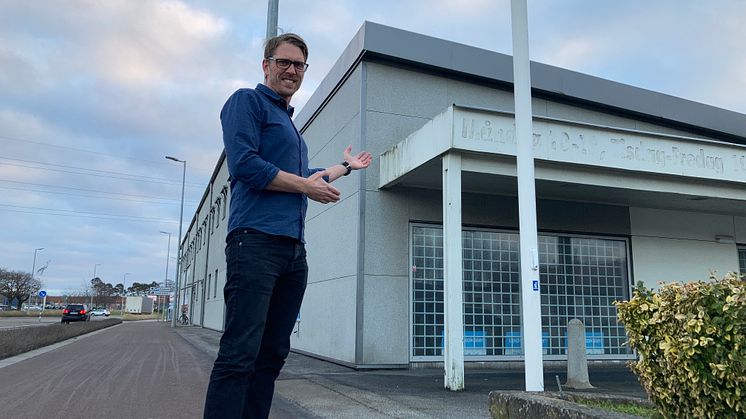 Regionchef Jonathan Egerbo vid lokalen där Erikshjälpen ska öppna i Ystad