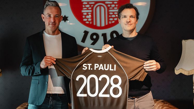 congstar Geschäftsführer Axel Orbach (links) und Wilken Engelbracht, kaufmännischer Geschäftsleiter beim FC St. Pauli (rechts), unterzeichneten die bis 2028 laufende Sponsoring-Vereinbarung im Vorfeld des Heimspiels gegen den FC Hansa Rostock