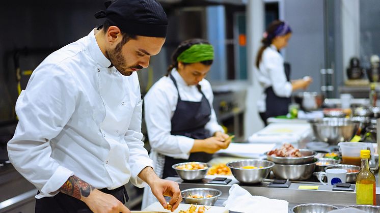 Hotellbranschen i Jönköping skriker efter folk. Nu ska en skräddarsydd Astarutbildning ge ny arbetskraft till hotellens receptioner, barer och restauranger. 