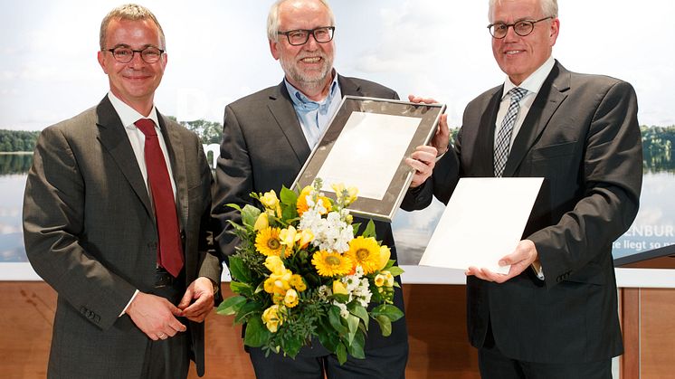 Prof. Günter Morsch nimmt den Sonderpreis für Zivilcourage und Gemeinsinn entgegen.