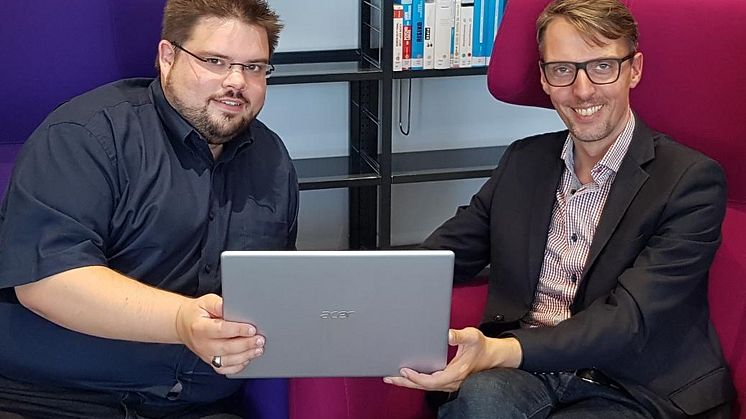 Zufrieden mit dem modernen Design der ifsn-Homepage: Daniel Schneider und Prof. Lars Castellucci (re.).