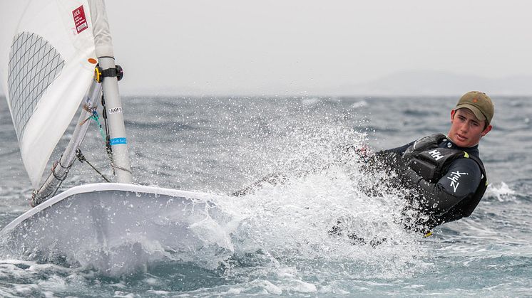 SEILER OM MEDALJE: Påskeaften starter Theodor Middelthon fra Stavanger i junior-EM OL-klassen ILCA 7 der han skal forsvare bronsemedaljen han vant i 2021. FOTO: Morten Jensen (bilde til fri redaksjonell bruk)
