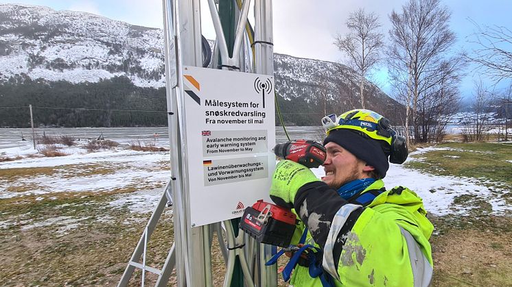 Nytt radaranlegg for overvåking av snøskred med automatisk varsling og stenging av vei i Vikedalen er på plass. Her skrur Lars Steinar Hefre fra Cautus Geo opp informasjonsskiltet.