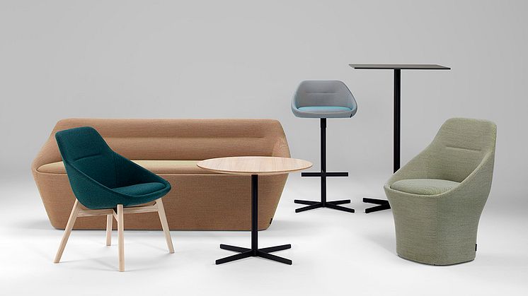 Utökad Ezy kollektion; soffa, fåtölj och en stolsserie av Christophe Pillet