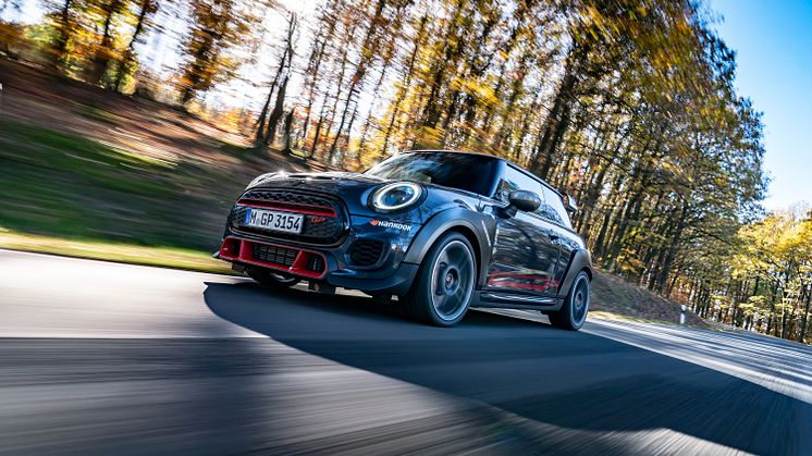 Nya MINI John Cooper Works GP tillsammans med den specialutvecklade däckuppsättningen från Hankook är en perfekt matchning.
