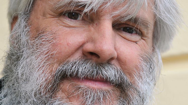 Författarporträtt: Peter Halldorf (fotograf: Alexander Farnsworth)