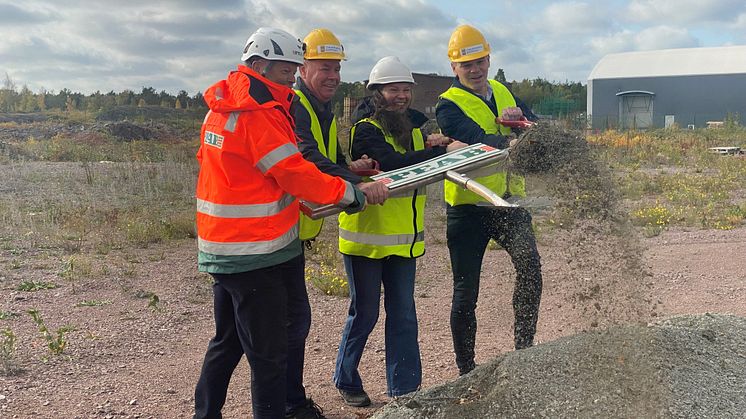 Göran Svensson, platschef Peab, Rolf Persson, beställarombud för projektet, Lill Thunberg, tf. chef Miljöenheten Länsstyrelsen Kalmar län och Andreas Erlandsson, kommunstyrelsens ordförande tar gemensamt ett första spadtag.
