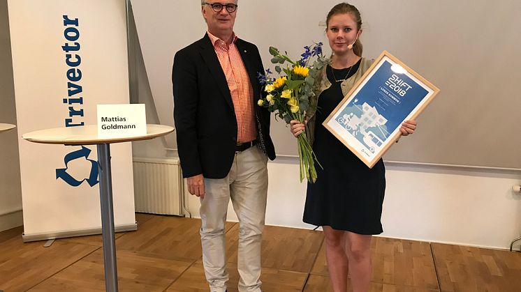 Emma Berginger (MP) , kommunalråd i Lund tar emot priset från Trivectors VD Christer Ljungberg