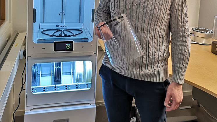 Ett färdigtillverkat skyddsvisir på Electrolux Professionals fabrik i Ljungby.
