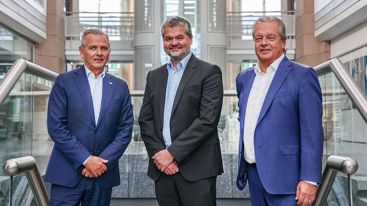 Kim Henriksen, direktør for storkundesatsningen i Canon Norge, Terje Fagervik, daglig leder i Tradebroker og  Erik Soelberg, Key Account Manager i Canon Norge
