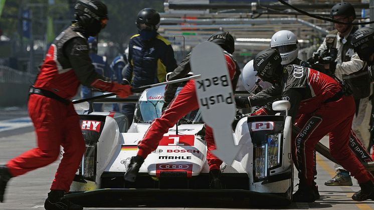 Audi R18 e-tron quattro #1 pitstop (Audi Sport Team Joest), Lucas di Grassi, Loïc Duval, Tom Kristensen