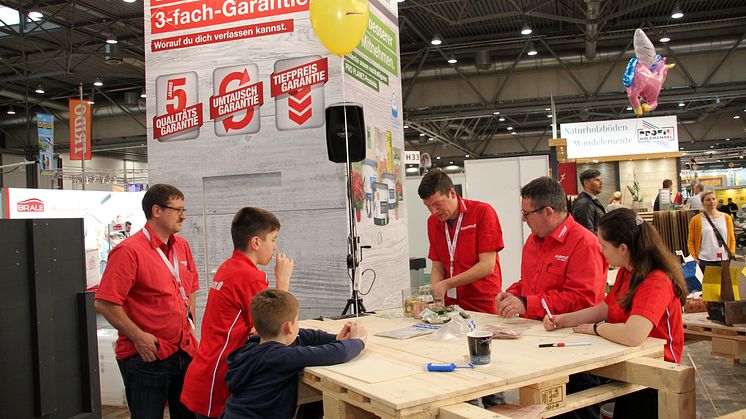 Toom Baumarkt unterstützt Bärenherz: Engagierter Einsatz auf der Messe Haus-Garten-Freizeit