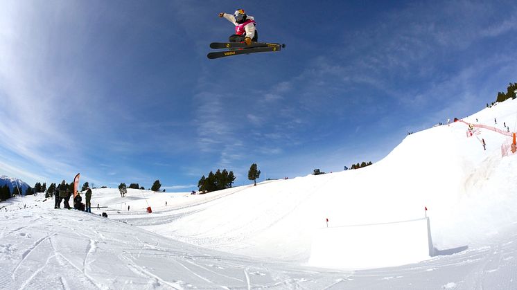 Jennie-Lee Burmansson i luften under tisdagens träning i Font Romeu.  Helgens slopestylepremiär blir hennes första stora tävling efter korsbandsskadan. Foto: Niklas Eriksson.