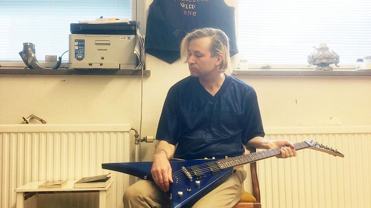 Porträtt Isak Sundström i ateljé. Foto Tova Mozard