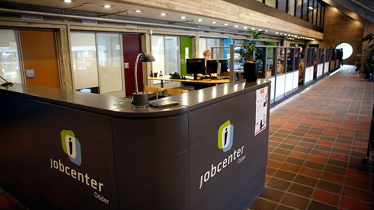 Skranken, som er første indgangspunkt til Jobcenter Odder.