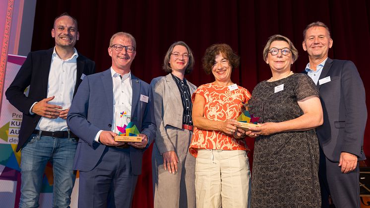 Freude und Stolz (v. l.): Fürsprecher Philip Kleineberg, Bürgermeister Thomas Meyer, Jurymitglied Dr. Jana Duda, Leiterin OWL Kulturbüro, OstWestfalenLippe GmbH, Preisträgerinnen Regina Krull und Klaudia Engelage sowie Jürgen Noch, Geschäftsführer WW