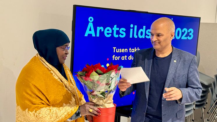 Bydelsutvalgsleder Rashid Nawaz delte ut prisen Årets Ildsjel. Han takket Zahra Hassan Jama for hennes gode innsats for nærmiljøet i Bydel Stovner. Foto: Eyvind J. Schumacher, Oslo Kommune