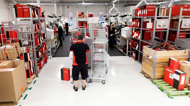 Hiltis nya verkstadslokaler består av 30 reparationsbänkar och 4 stationer, ämnade för ordermottagning med expansionsmöjligheter upp till 140.000 order per år. 