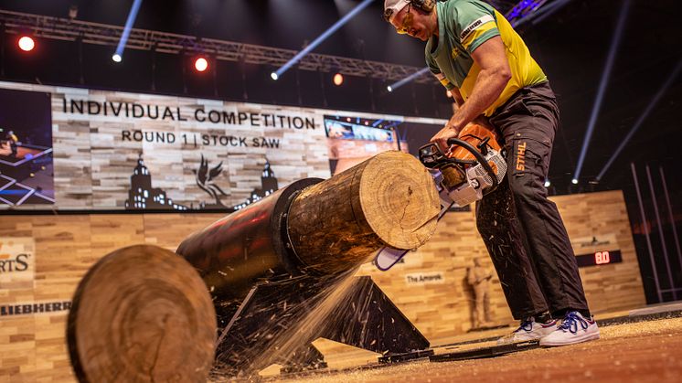 Den nye verdensmester, Laurence O’Toole fra Australien, får splinterne til at flyve i Stock Saw disciplinen. Foto: STIHL TIMBERSPORTS®