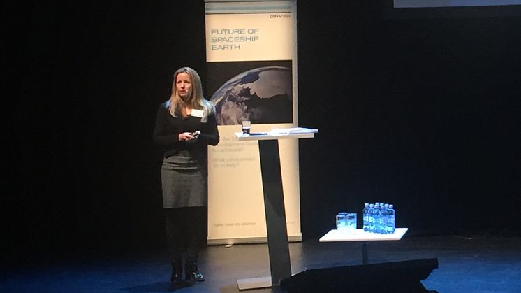 Wenche Grønbrekk, global leder for bærekraft og risiko, presenterer Cermaqs bærekrafttilnærming på DNVGLs arrangementet i Oslo i dag