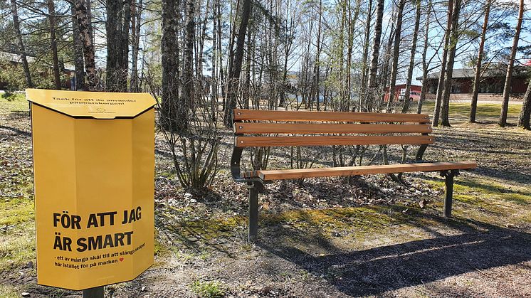 Varje gul papperskorg har ett budskap om varför man ska slänga skräpet i papperskorgen och en bokstav. 
