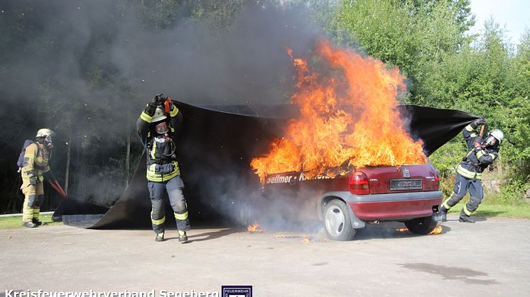 Die Kreisfeuerwehr Bad Segeberg testet die Bridgehill-Löschdecke.