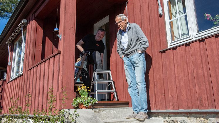 Richard Borgaard fra Nekas (til venstre) har sørget for at varmepumpen hos Ivar Jonsbu er i toppform.