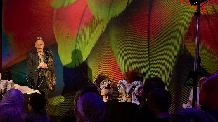 Tim Mårtenson på öppningen av Feathers på Etnografiska museet