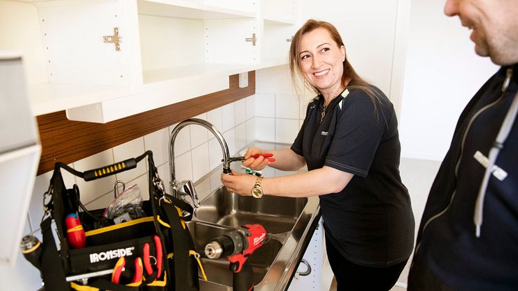 Kvartersvärden Owe Hammar handleder Lamis Souro som gör sin språkpraktik på Mimer.