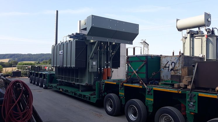 Der Trafo wird mit dem Schwertransporter angeliefert. 