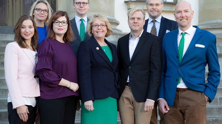 Från vänster: Ella Bohlin (KD), Charlotte Broberg (M), Anna Starbrink (L), Kristoffer Tamsons (M), Irene Svenonius (M), Tomas Eriksson (MP), Tobias Nässén (M) och Gustav Hemming (C). Foto: Danish Saroee