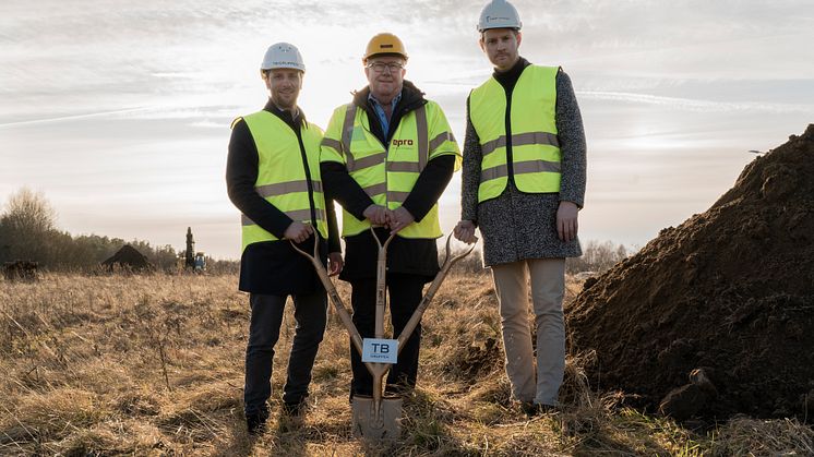 Marcus Lerander, TB-Gruppen, Eivind Ottosson, Elpro och Karl-Johan Karlsson, ordförande samhällsbyggnadsnämnden, tar första spadtaget.  Foto Peter Vikström