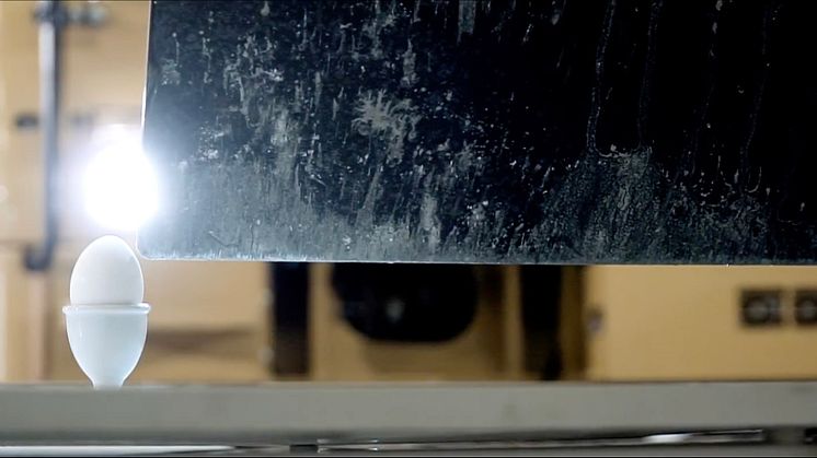​Pon Equipments äggtrick med grävmaskin en stor viral succé
