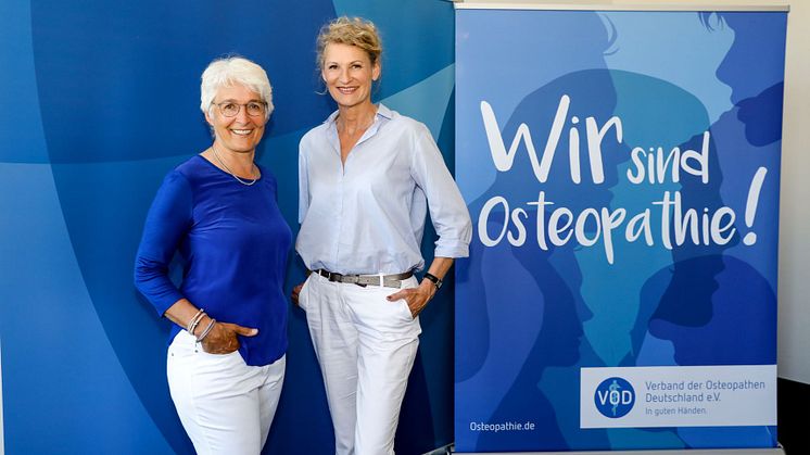 VOD-Vorsitzende Prof. Marina Fuhrmann (l.) freut sich, Hochsprung-Olympiasiegerin Heike Henkel als Osteopathie-Botschafterin gewonnen zu haben. Foto: VOD