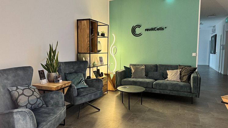 Nein, kein Luxushotel, sondern ein Blick in den Wartebereich der frisch renovierten revitCells® – Praxisklinik für Regenerative Medizin in Soest. Bild: Simunec