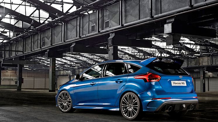 A Ford bemutatja a vadonatúj Focus RS-t, ami 4,7 másodperc alatt gyorsul százas tempóra, a végsebessége pedig 266 km/óra; az autó belépő ára 11.800.000 forint