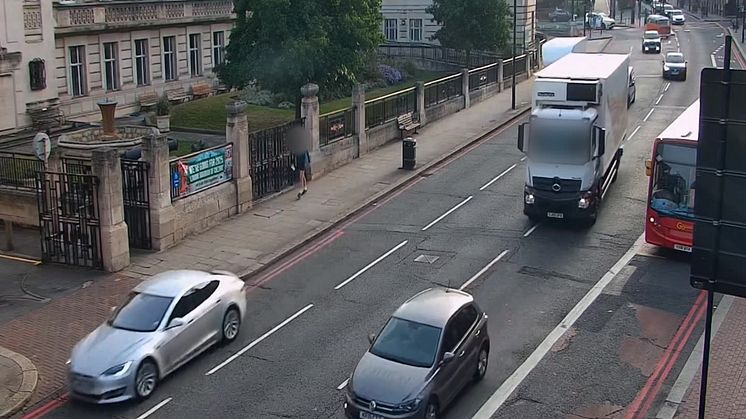 BidFood_van_on_A205_outside_Wandsworth_Town_Hall.mp4