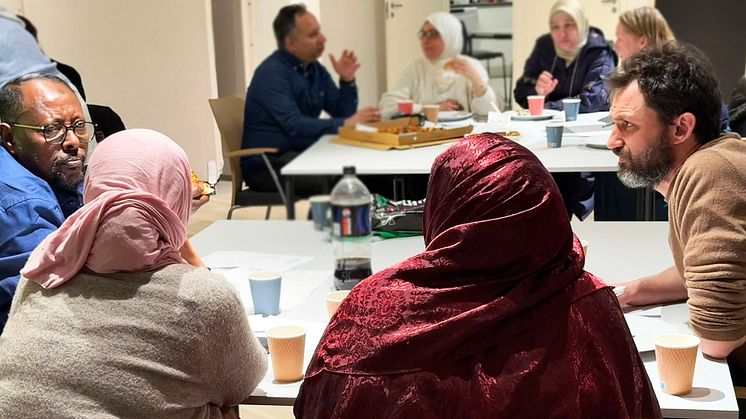 Bydel Stovner tester for tiden ut et råd bestående av innbyggere med ulike nasjonale bakgrunner, for å oppnå mer treffsikker kommunikasjon. Her er innbygger Khayre (t.v.) i samtale med blant andre NAV-leder Ruben (t.h.).