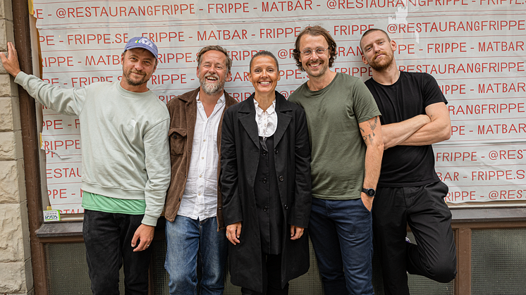 Erik "Jerka" Johansson, Mattias Svensson, Anna Dahl Tillander, Fredrik Sundberg och William Thorén på Nybrogatan framför Frippe