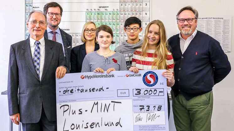 Peter Stoffers (1.v.l.) übergibt den Spendenscheck an Dr. Peter Rösner (2.v.l.), Dr. Janet Blankenburg (3.v.l.) sowie drei Schüler aus dem plus-MINT Programm. Klaus Sälzer (1.v.r.) vom Stiftungszentrum S-H hat die Kooperation begleitet.