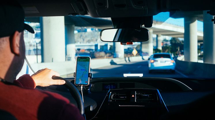 Taxibolag som har i uppdrag att utföra färdtjänst- och sjukresor ska kompenseras för höjda bränslepriser. Foto: Unsplash/Paul Hanaoka