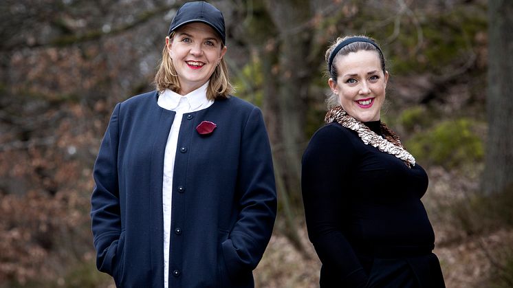 Projektledarna Charlotta Eidenskog, Konstepidemin & Terese William, Konsthantverkscentrum, båda i bärbart konsthantverk. Charlotta har örhänge av Sara Ingrid Andersson och brosch av Matt Lambert. Terese bär halssmycke av Karin Roy Andersson.  