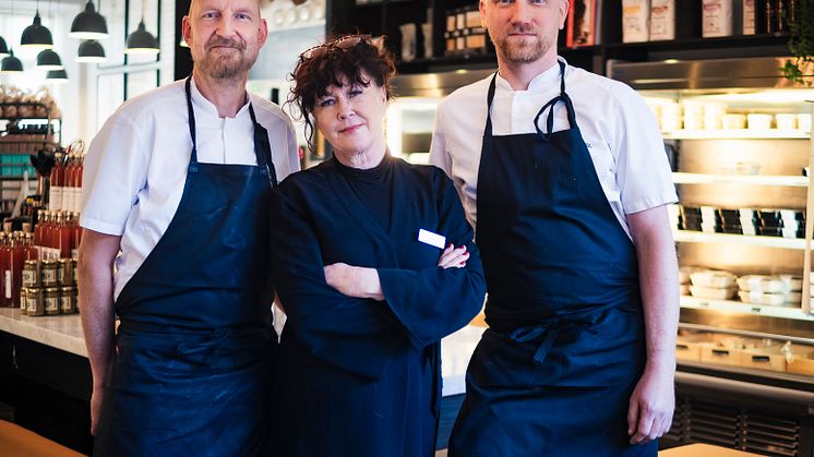 Grand Delis butikschef Lotta Andersén Westerlund med kockarna Martin Vangenmalm Varland och Filip Tidholm. Fotograf: Truls Bärg 