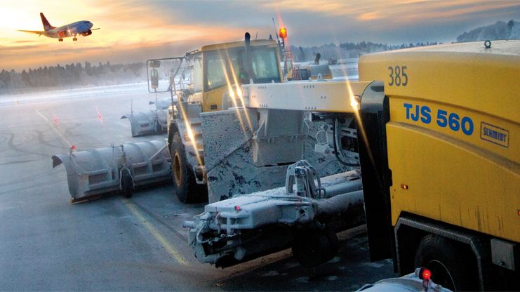 TJS håller startbanorna rena på svenska flygplatser. Foto: Aebi-Schmidt.