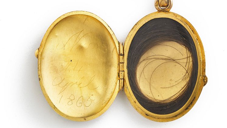 Royal mourning medallion of 18k gold for Grand Duke Nicholas Alexandrovich 1865. Estimate DKK 10,000-12,000..