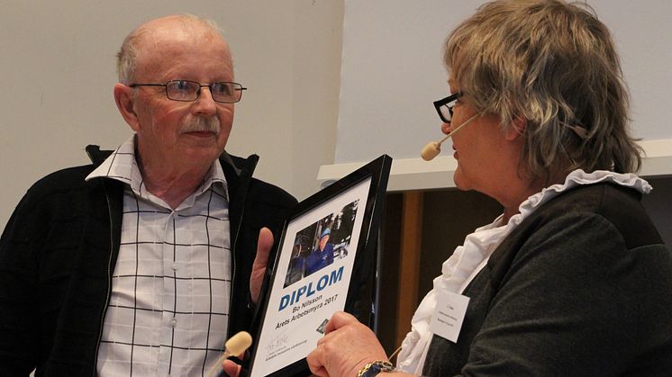 Bo Nilsson tar emot priset "Årets arbetsmyra" av Arbetets museums vänförenings ordförande Li Teske.