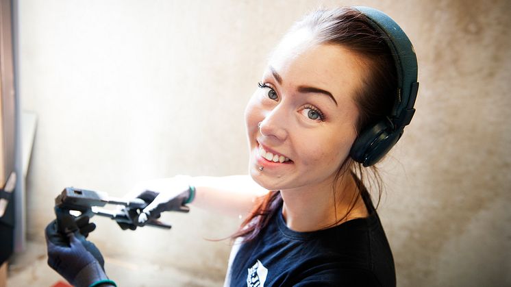 24-åriga plåtslagaren Alva Seljee representerar Sverige när unga hantverkstalanger från ett 30-tal länder kommer att visa upp sina färdigheter i olika hantverksgrenar under Euroskills i Budapest. 