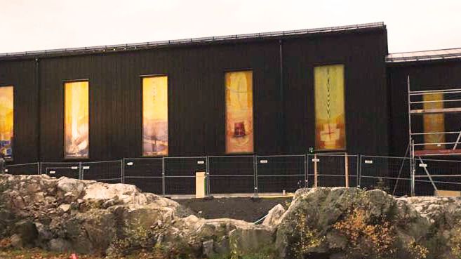 Jungfru Maria kyrka i Hovsjö, Södertälje håller på att färdigställas. Kyrkan invigs den 8 december.