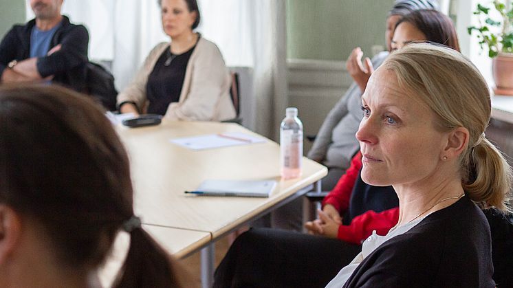 Äldrecentrums utredare Åsa von Berens (i fokus) har identifierat fyra viktiga områden för att utbildningssatsningar ska lyckas. Foto: Mai Engström